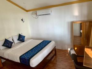 En eller flere senge i et værelse på Nikhils Luxury Beach Cottages