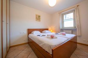 En eller flere senge i et værelse på Résidence Jardins d'Androsace 17 - Happy Rentals