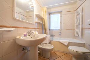 Et badeværelse på Résidence Jardins d'Androsace 17 - Happy Rentals