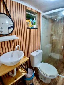 Et badeværelse på BLUE HOUSE CONEXÃO ILHA GRANDE + 35 billeder