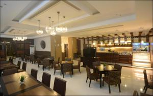 een eetkamer met tafels en stoelen in een restaurant bij DIVERSION 21 HOTEL in Molo +27 foto's