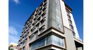 een hoog gebouw met ramen aan de zijkant bij DIVERSION 21 HOTEL in Molo