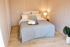 Giường trong phòng chung tại Ocean Sounds - Where Style Meets Nature