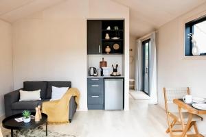 Nhà bếp/bếp nhỏ tại Ocean Sounds - Where Style Meets Nature