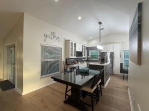 een keuken met een tafel en een eetkamer bij Coastal Launch Properties in Titusville