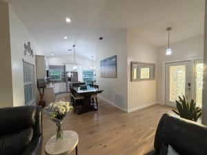 een woonkamer met een tafel en een keuken bij Coastal Launch Properties in Titusville