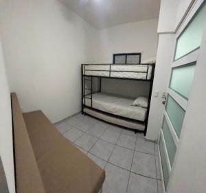 een kleine kamer met 2 stapelbedden bij Adonai in Rincon de Guayabitos