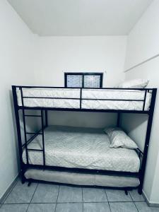 twee stapelbedden in een kamer met een bed bij Adonai in Rincon de Guayabitos