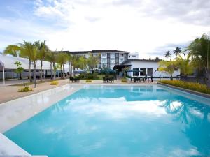 RauisCiriaco Hotel的一座蓝色的大型游泳池,其建筑背景为: