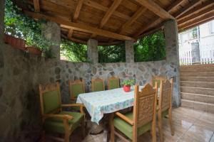 una mesa y sillas en el porche de una casa en Béluci Panzió, en Odorheiu Secuiesc