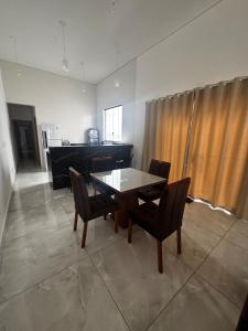 une salle à manger avec une table et des chaises dans l'établissement Casa alegre, à Belo Horizonte
