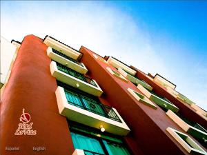 a tall red building with windows on the side of it at Hotel La Vista in San Mart&iacute;n Texmelucan de Labastida
