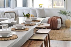 ein Wohnzimmer mit einem Tisch mit Geschirr darauf in der Unterkunft Mare Mio Callala Beach Jervis Bay in Callala Beach