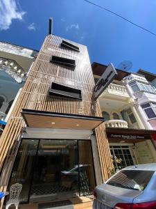 un bâtiment avec une voiture garée devant dans l'établissement Armoni Patong Beach Hotel, à Patong Beach