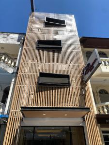 un grand bâtiment avec une enseigne sur le côté dans l'établissement Armoni Patong Beach Hotel, à Patong Beach