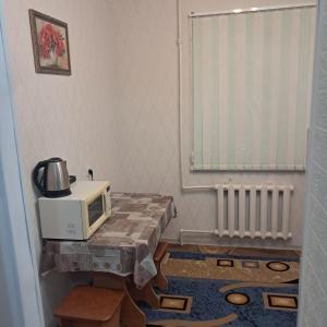 a microwave sitting on a table in a room at 1 комн квартира рн Сазда БЦ МИР в Центре in Aktobe