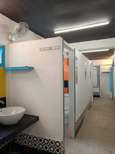 een badkamer met een wastafel en een toilet bij Gili Beach Bum Hostel in Gili Trawangan