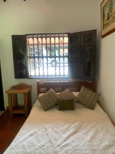 - une chambre avec un lit et une fenêtre dans l'établissement Finca Hotel El Juncal, à Venecia