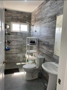 un bagno con un water e un lavandino di Fully furnished 2 bedroom appart a Bayahibe