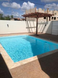 una piscina blu con un tavolo da picnic su un muro bianco di Fully furnished 2 bedroom appart a Bayahibe