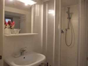 Koupelna v ubytování Huge Holiday Home in Marina di Castagneto Carducci near Sea + 32 fotografií