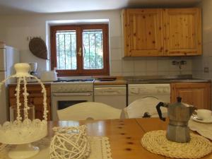 Kuchyň nebo kuchyňský kout v ubytování Huge Holiday Home in Marina di Castagneto Carducci near Sea