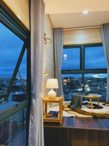 een woonkamer met een groot raam met uitzicht bij Rose Hill Villa Dalat in Da Lat