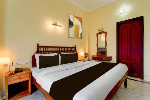 Giường trong phòng chung tại Super Collection O Kangarappady Formerly Cochin Residency