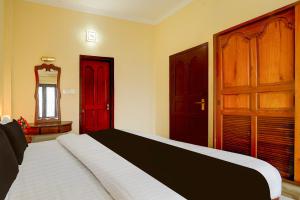 Giường trong phòng chung tại Super Collection O Kangarappady Formerly Cochin Residency +24 ảnh