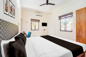 Giường trong phòng chung tại Hotel O HMT Colony Kochi Formerly Pullans Arcade