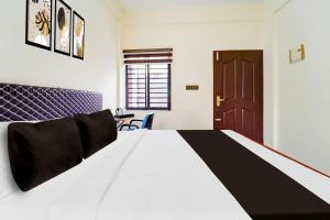 Giường trong phòng chung tại Hotel O HMT Colony Kochi Formerly Pullans Arcade +23 ảnh
