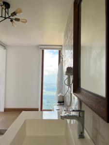 ein Badezimmer mit Waschbecken, Spiegel und Fenster in der Unterkunft La Villa Hill-ลาวิลล่าฮิลล์ in Mon Jam