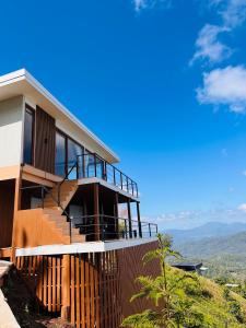 ein Haus auf einem Hügel mit Aussicht in der Unterkunft La Villa Hill-ลาวิลล่าฮิลล์ in Mon Jam