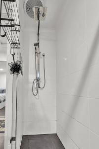 Phòng tắm tại Peaceful 2-Bedroom Home with Expansive Backyard +31 ảnh