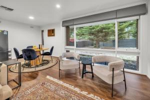 Khu vực ghế ngồi tại Peaceful 2-Bedroom Home with Expansive Backyard