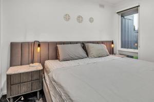 Giường trong phòng chung tại Peaceful 2-Bedroom Home with Expansive Backyard