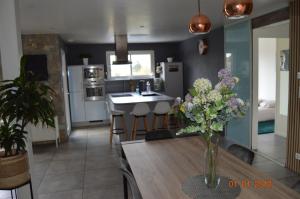 Kuchyň nebo kuchyňský kout v ubytování 10 min from Futuroscope, contemporary villa!