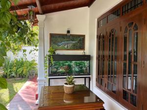 un salon avec un aquarium et une table dans l'établissement Punida villa, à Mirissa
