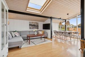 Posezení v ubytování Lovely Bright Cottage Near Karrebæksminde