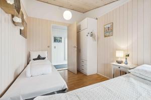 Postel nebo postele na pokoji v ubytování Lovely Bright Cottage Near Karrebæksminde