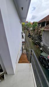 a balcony of a building with a view of a street at Kalih Rooms in Ubud