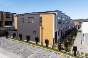 eine Reihe von Apartmenthäusern auf einer Straße in der Unterkunft Glen Eden Haven in Auckland
