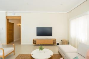 een woonkamer met een flatscreen-tv aan de muur bij Alesea Baroro, La Union, Private Modern Villa with Pool, Jacuzzi, Beachfront View in Balio +27 foto's