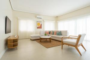 een woonkamer met een bank en een tafel bij Alesea Baroro, La Union, Private Modern Villa with Pool, Jacuzzi, Beachfront View in Balio