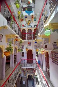 En restaurant eller et andet spisested på Nukkad Guest House Near Lake Pichola