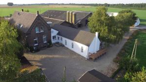 een luchtzicht op een groot bakstenen gebouw bij Wir Beide in Elten