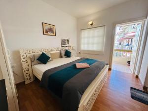 une chambre avec un grand lit dans une pièce dans l'établissement Candolim beach apartment goa, à Candolim 12 autres photos