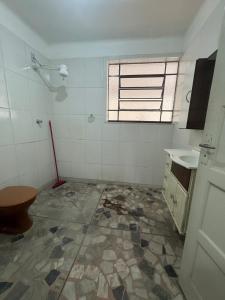 a dirty bathroom with a toilet and a window at Casa para até 8 pessoas perto da Basílica in Aparecida