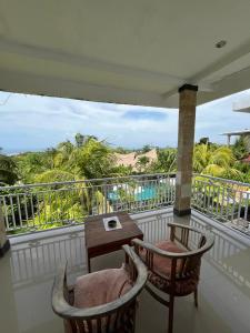 En balkon eller terrasse på Azona Greens Uluwatu