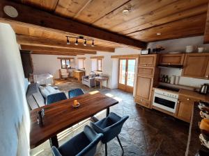 a kitchen and living room with a wooden ceiling at Rauft-Perfekter Rückzugsort für besondere Feierlichkeiten 2500 m2 Grundstück mitten in der Natur in Hasliberg